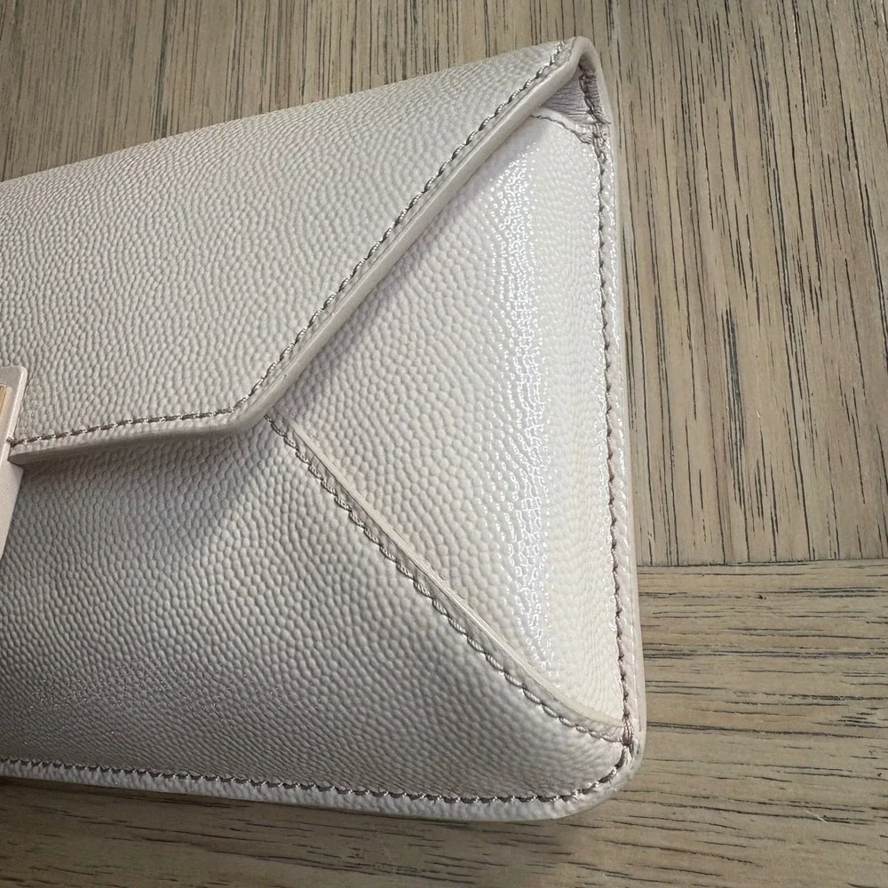 $398 NWOT TORY‎ BURCH Gigi Envelope Clutch Handbag Beige Pebbled Patent Leather - Picture 13 of 13